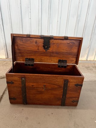 Caja de madera maciza vintage