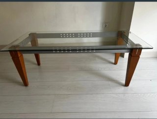 Mesa de centro con estructura de madera y metal