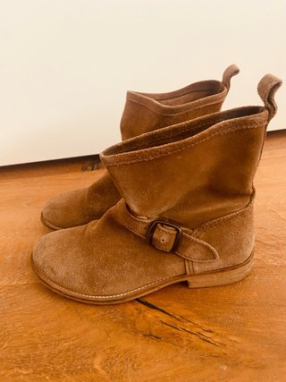 Botines planos de serraje