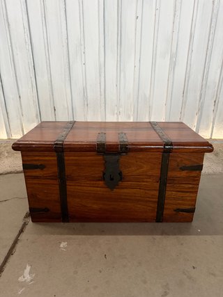 Caja de madera maciza con herrajes