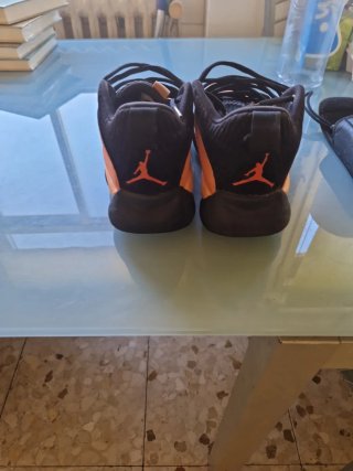 Zapatillas Jordan Negras y Naranjas