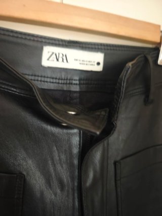 Pantalón de semipiel Zara negro talla 32