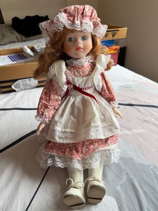 Muñeca de Porcelana con Vestido Estampado