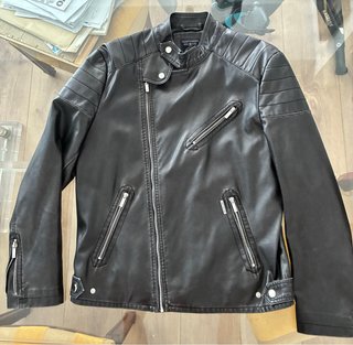 Cazadora tipo biker de piel sintética negra