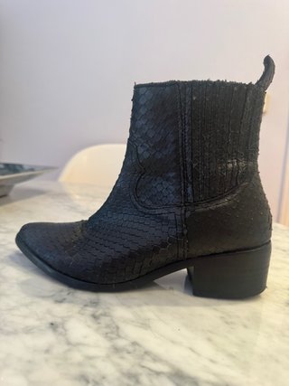 Botines Negros con Textura de se serpiente