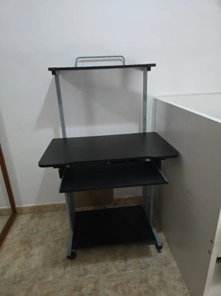 Escritorio compacto con bandeja extraíble