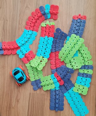 Circuito de coches flexible y coche de juguete