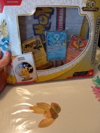 Box 30° Anniversario Pokémon con 3 Carte e Poster