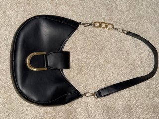 Bolso Negro con Detalle Dorado
