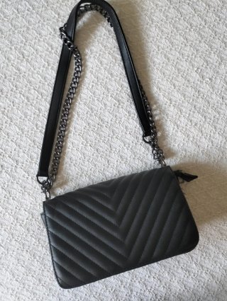 Bolso Negro con Cadena Plateada