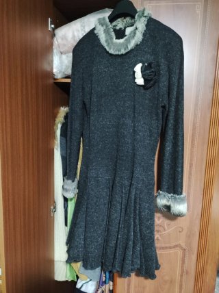 Vestido Gris con Detalles de Pelo