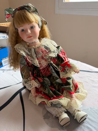 Muñeca de Porcelana con Vestido Estampado