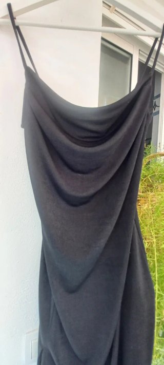 Vestido Negro con Escote Drapeado