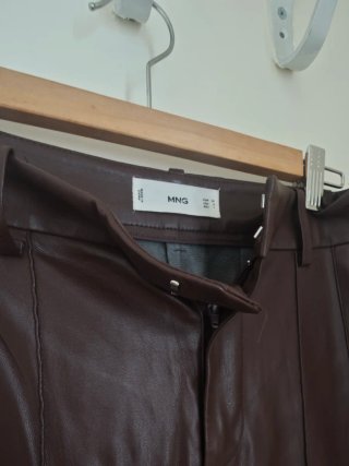 Pantalón semipiel Mango marrón talla 34