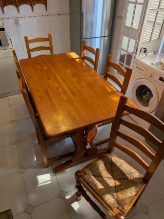 Juego de Mesa y sillas tipo provenzal.