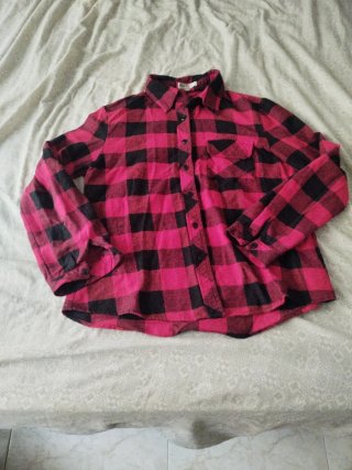 Camisa de cuadros roja y negra