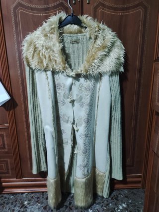 Chaqueta larga con detalles de pelo