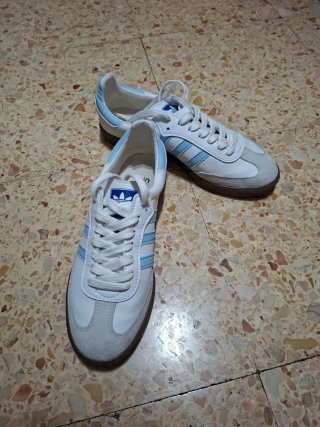 Zapatillas Adidas Blancas y Azul Celeste