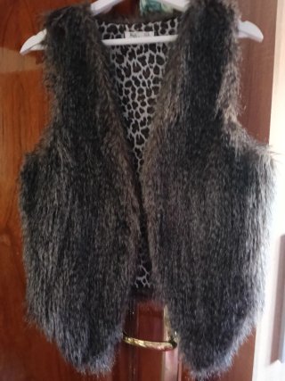 Chaleco de pelo sintético a la altura de la cadera