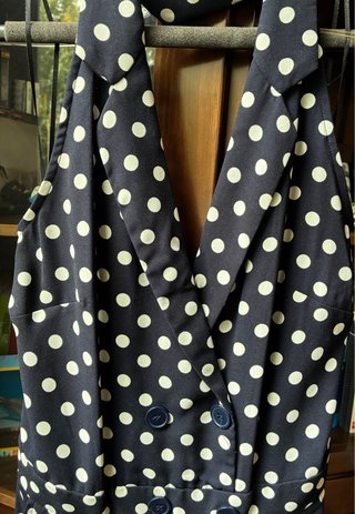 Mono de vestir azul con estampado de lunares