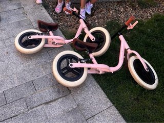 2 Bicicletas sin pedales rosas