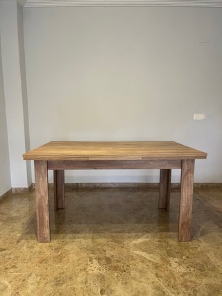 Mesa de comedor extensible de madera.