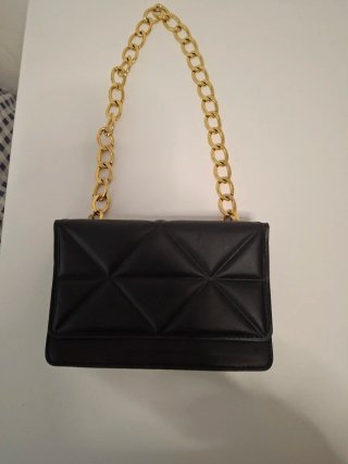 Bolso Negro con Cadena Dorada