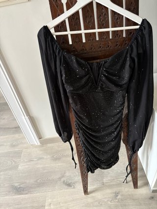 Vestido de fiesta negro con brillos