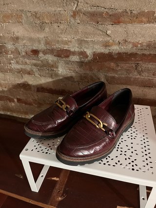 Mocasines de cuero burdeos con detalle metálico