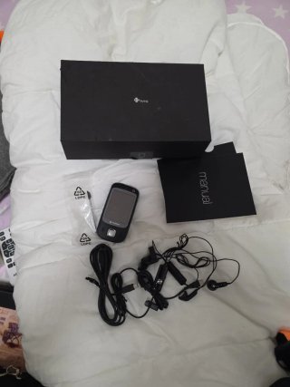 Móvil HTC con caja y accesorios