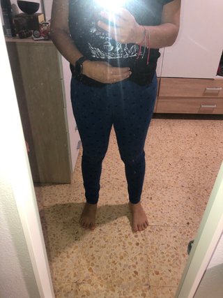 Pantalón vaquero pitillo azul con lunares