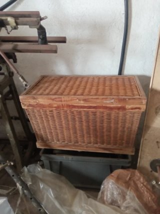 Baúl antiguo de mimbre y madera