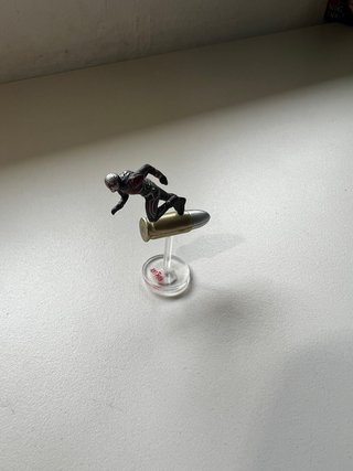 Figura Ant-Man sobre bala