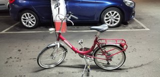 Bicicleta de paseo plegable roja
