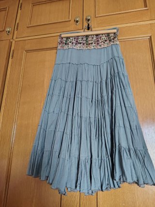Falda larga estilo bohemio con pedrería verde