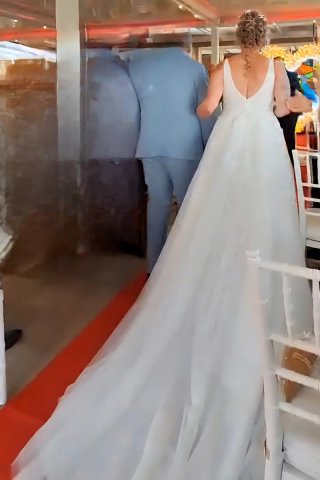 Vestido de novia blanco con cola de rosa clara
