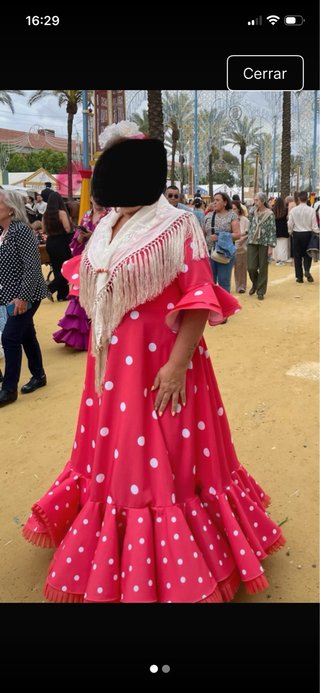Vestido de flamenca coral con lunares blancos