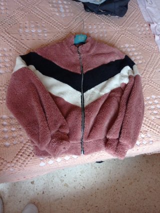 Chaqueta polar con diseño geométrico