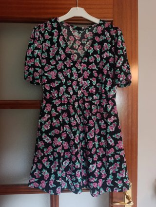 Vestido negro con estampado de flores rosas