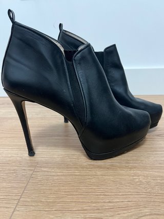 Botines de piel negros con tacón