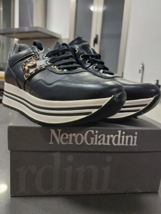 Zapatos NeroGiardini Piel Negros con Cuña