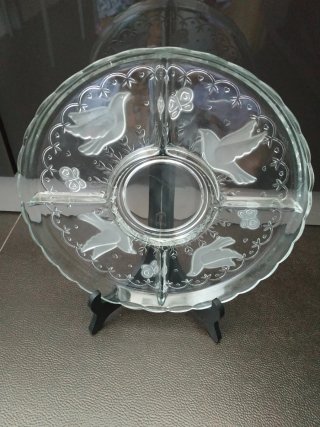 Vassoio in cristallo con decorazione di colombe e farfalle