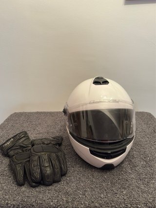 Casco Integral LS2 Blanco y Guantes de Moto