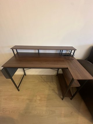 Mesa de escritorio con estantería