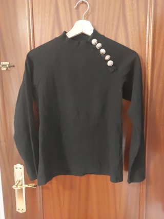 Suéter negro de punto
