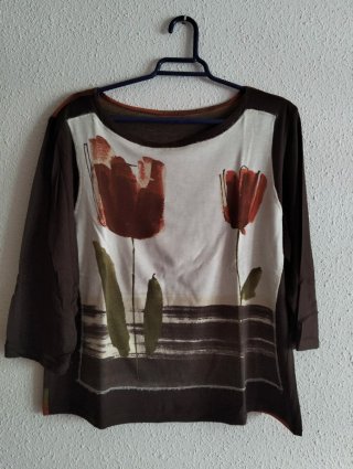 Camiseta con estampado de flores