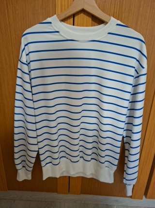 Sudadera de rayas azules y blancas