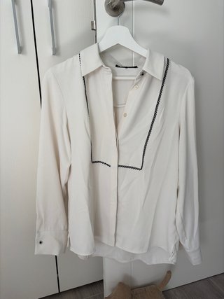 Blusa blanca Zara con detalles negros