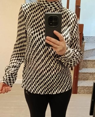 Blusa Mango Estampada Blanca y Negra