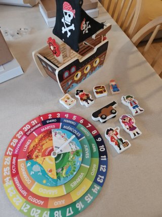 Barco Pirata de Madera y Calendario Montessori